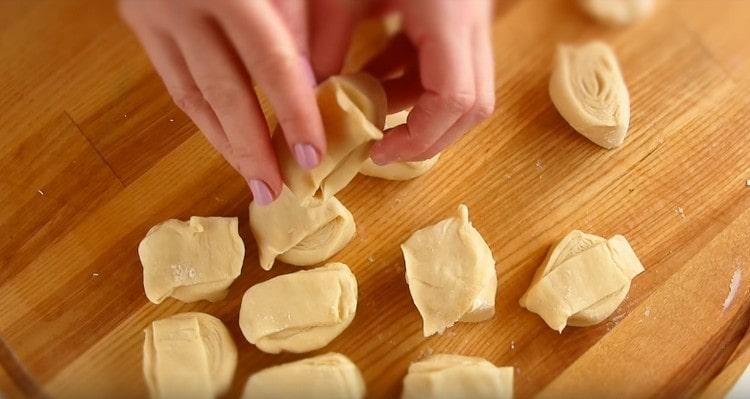 We apply the drawn edge of the dough to the slice.