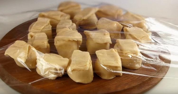 For another 5 minutes we send the blanks to the refrigerator.