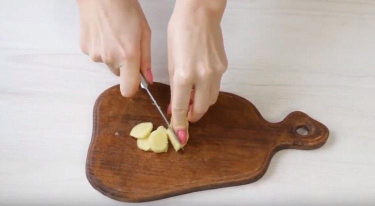 We clean and cut thin ginger root ginger.