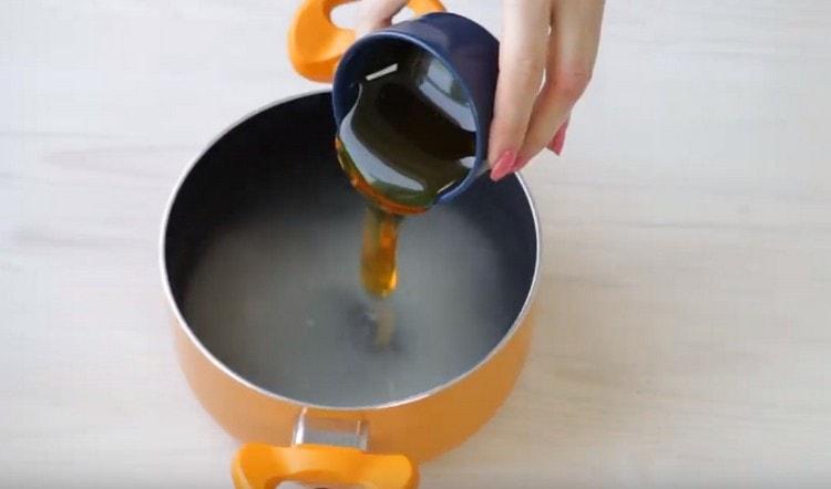 Pour water into the pan, add honey and sugar.