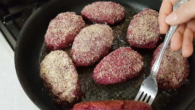 To cook beetroot cutlets according to a simple recipe, heat the pan
