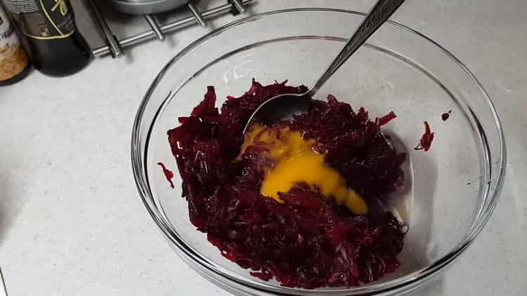 To make beetroot cutlets in a simple recipe, mix the ingredients