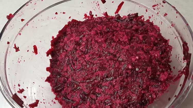 To make beetroot cutlets in a simple recipe, prepare the minced meat