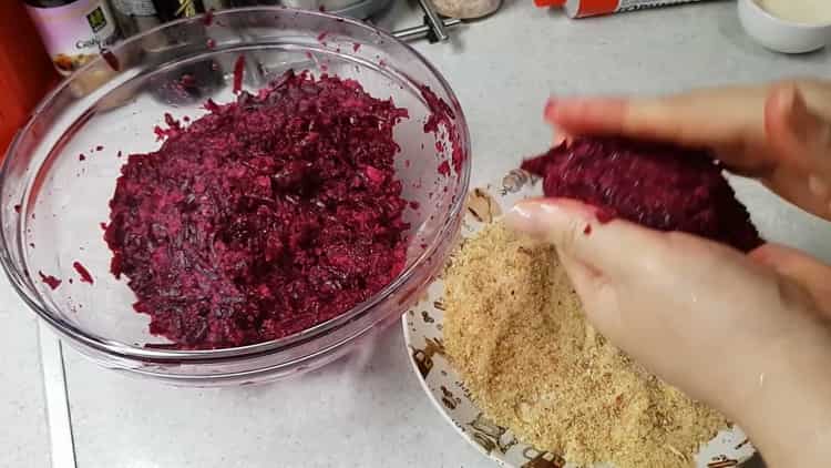 To make beetroot cutlets in a simple recipe, grind crackers