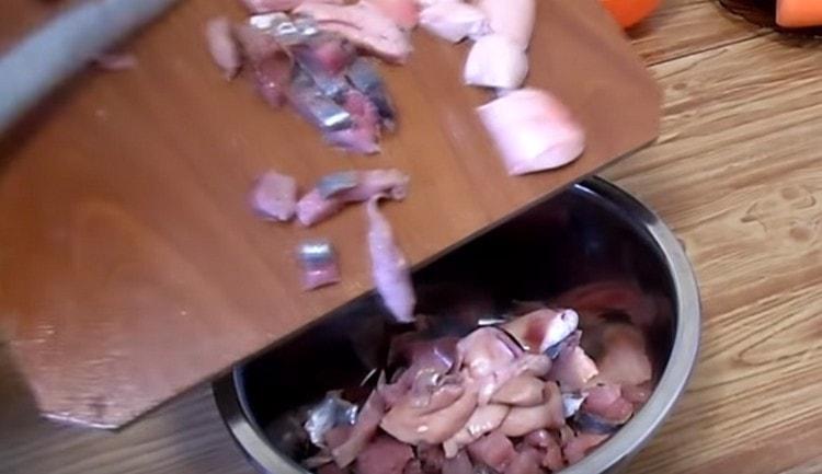 Put the pieces of herring in a deep bowl.