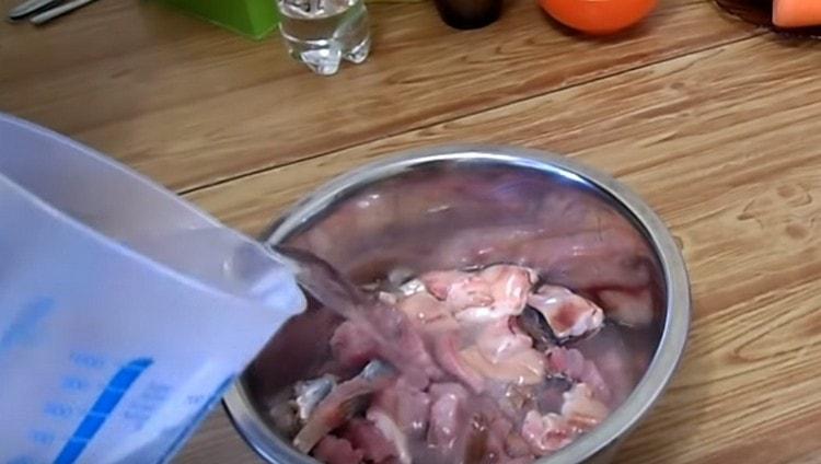 Fill herring with water.