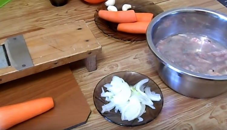 Onions need to be cut in half rings.