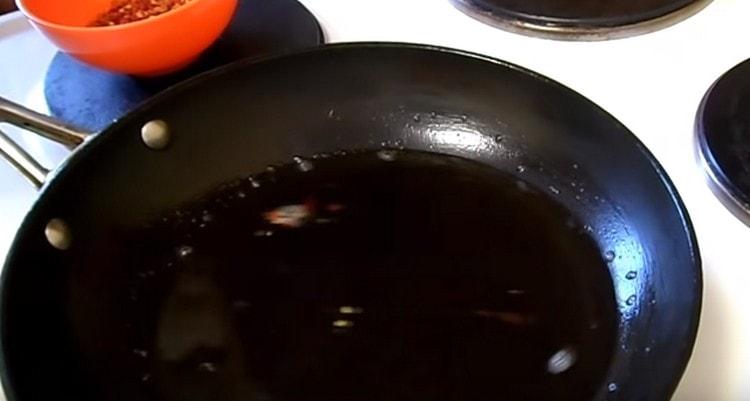 We heat the vegetable oil in a pan.