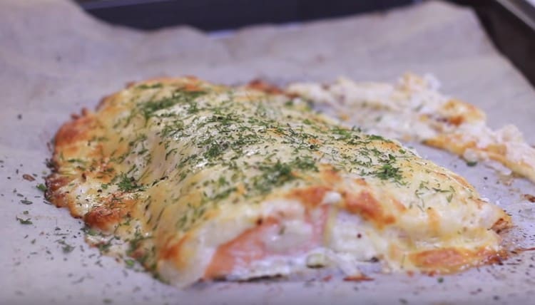 Salmon cooked according to this recipe in the oven turns out to be extremely tasty.