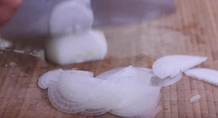 Cut the onions into thin half rings.