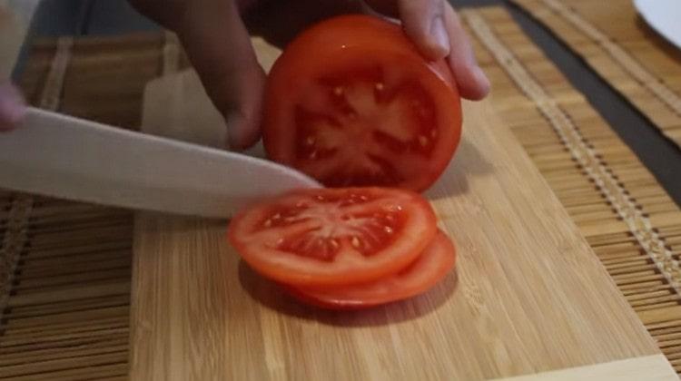 Cut the tomato into circles.