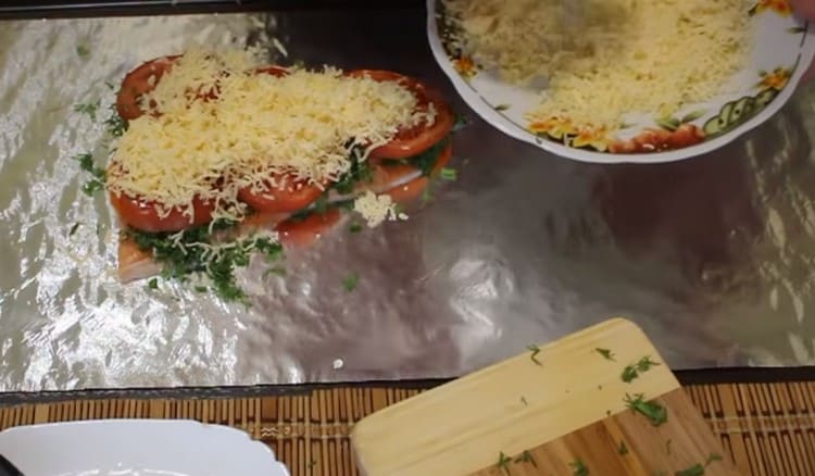 Now sprinkle the preparation with grated cheese.