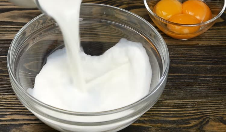 To make the sauce, take the cream.