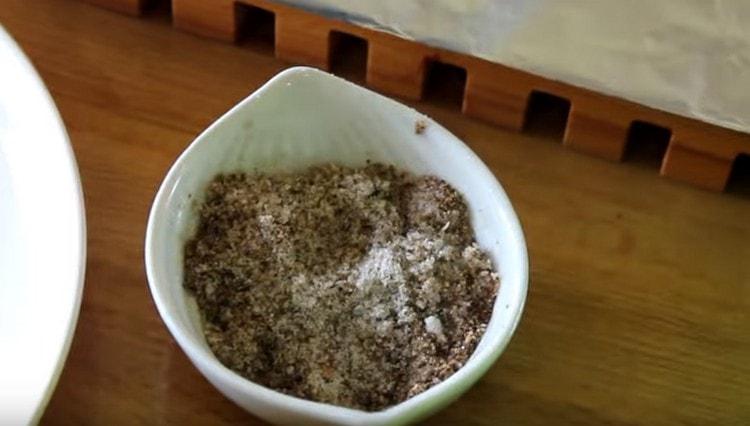 Mix salt with pepper.