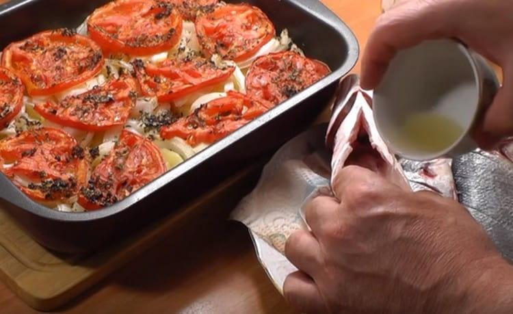 Rub the fish with salt, and pour a little lemon juice into the abdomen.