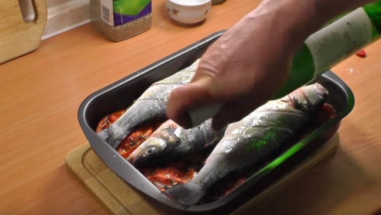 Pour the fish with white wine.