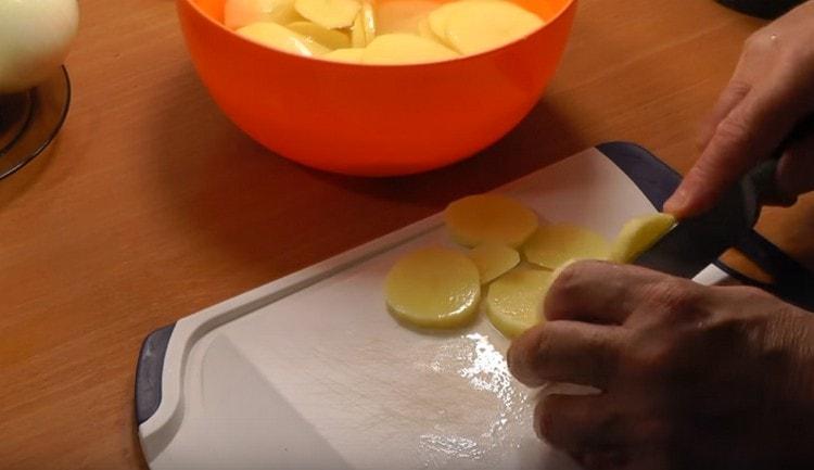 Cut potatoes into circles.