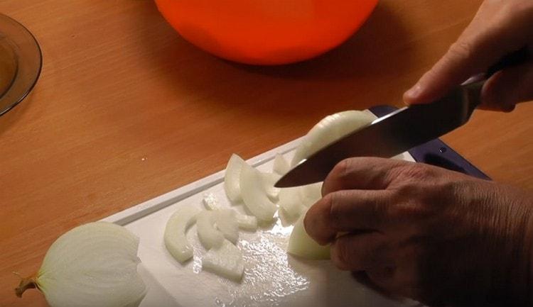 We cut the onions in quarters.