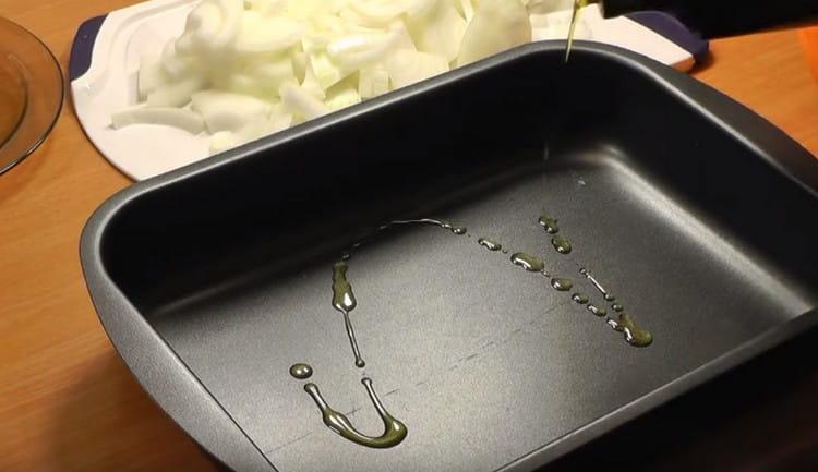 Grease a baking sheet with vegetable oil.