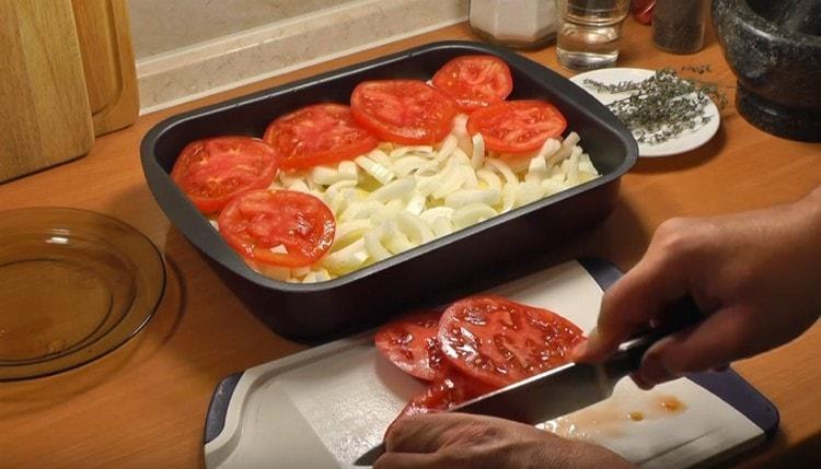 On top of the onion layer, spread the sliced ​​tomatoes.