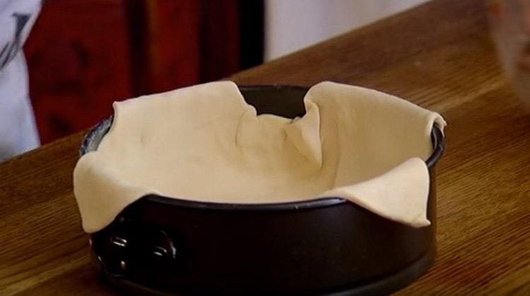 We spread the dough into a shape so that the edges hang slightly.