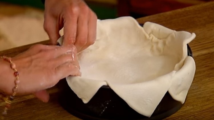 Roll out another sheet of dough and cover it with the workpiece.