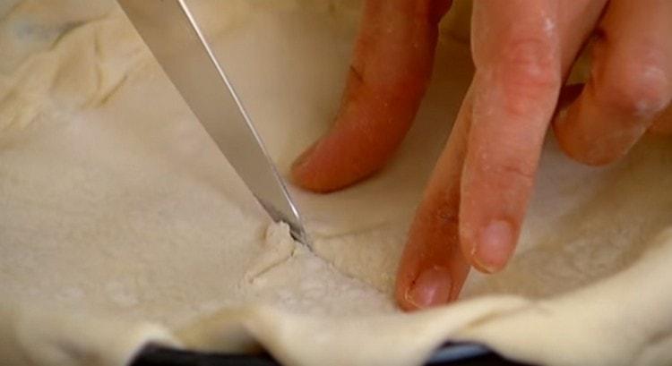 In the center of the pie we make a small incision for steam to escape.