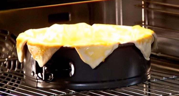 We send the cake to the oven.