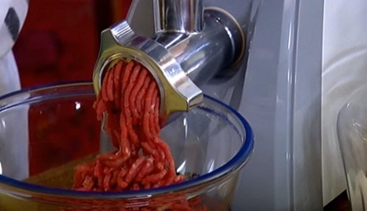 Pass the meat through a meat grinder.
