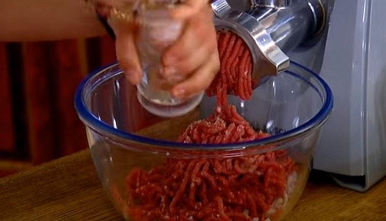 Add salt and pepper to the minced meat.