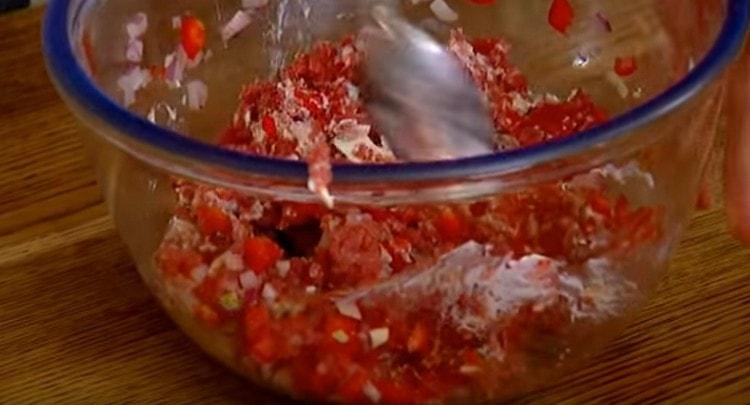 Mix the minced meat well.