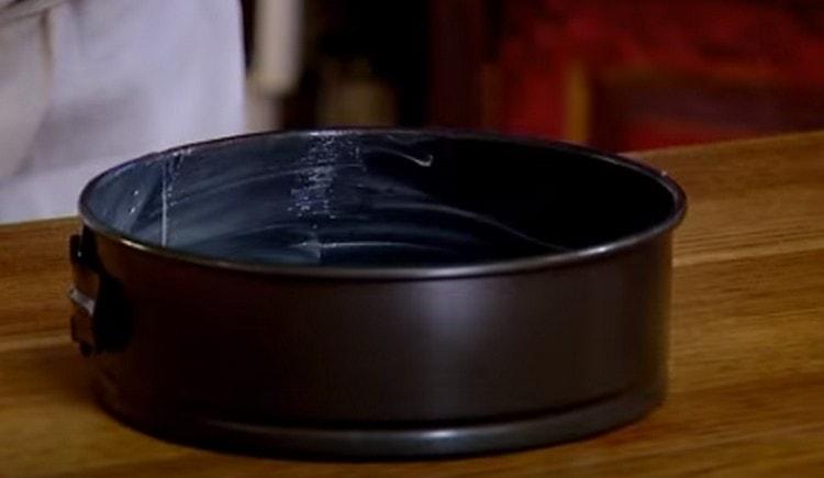 Lubricate the split baking dish with butter.