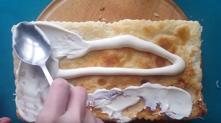 We cover the almost finished snack with the last layer of mayonnaise.