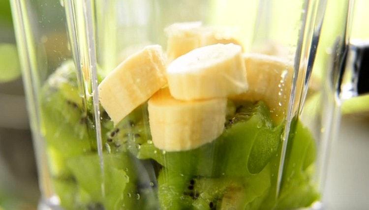 Add banana to sliced kiwi.