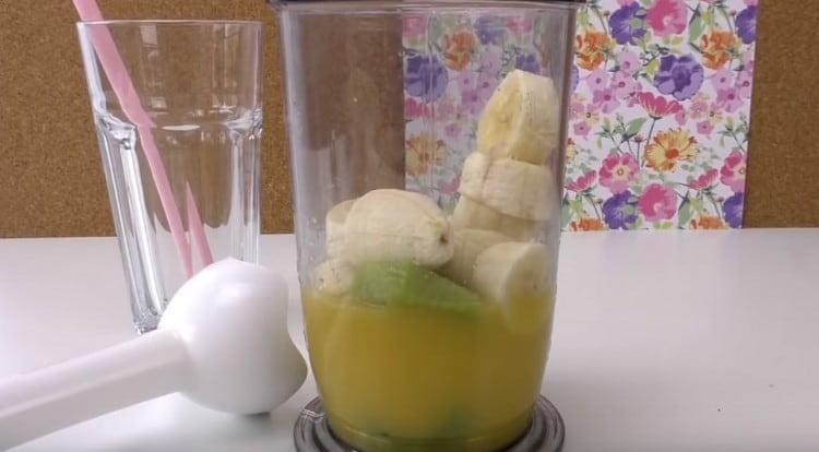 Add slices of banana and kiwi to the orange juice.