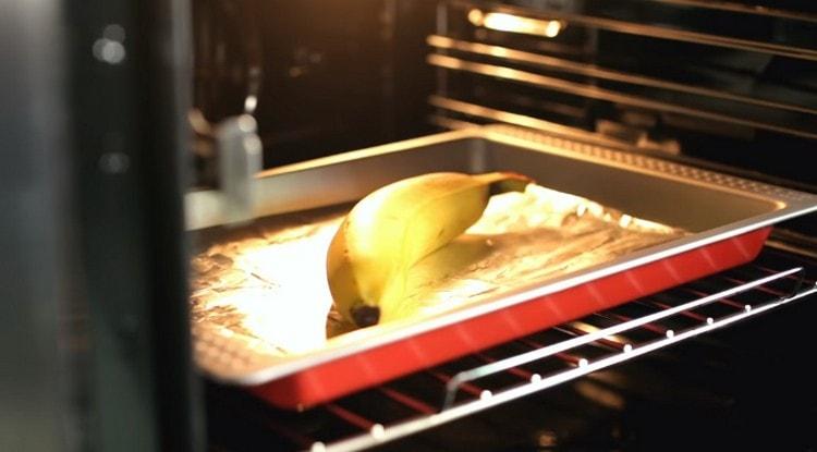 Another banana is sent to the oven for 10 minutes directly in the peel.