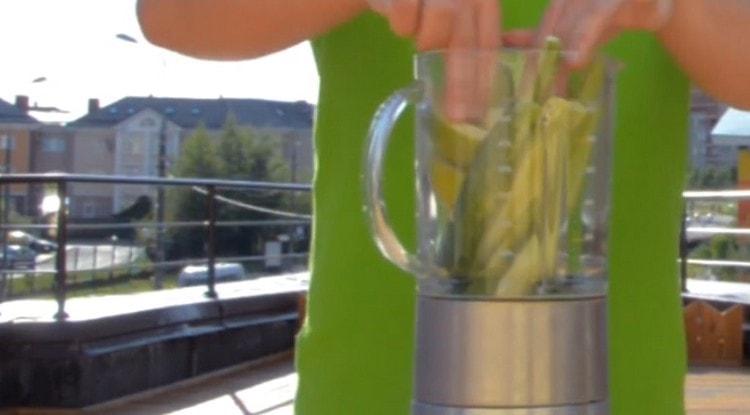 We put all the prepared components in the blender bowl.