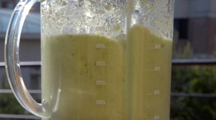 We interrupt the vegetables with a blender until a smooth cocktail is obtained.