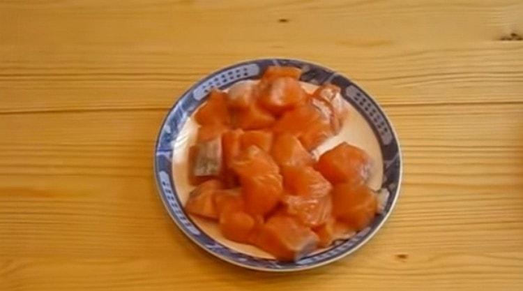 Cut red fish into pieces.