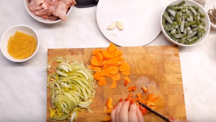 Cut leek, carrots, bell pepper.
