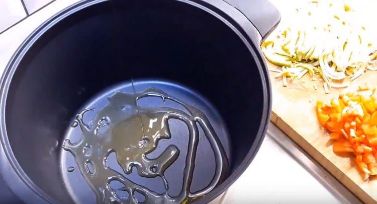 heat the pan with a thick bottom, pour a little vegetable oil into it.