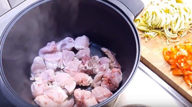 Lightly fry the rabbit slices.