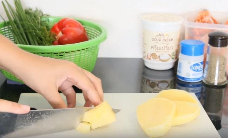 Cut the potatoes into pieces.