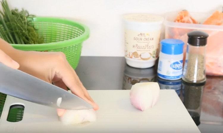 Cut the onion into half rings.