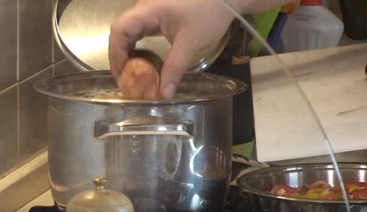 We put fish in the soup.