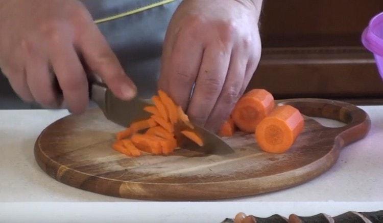 Cut the carrots into strips.
