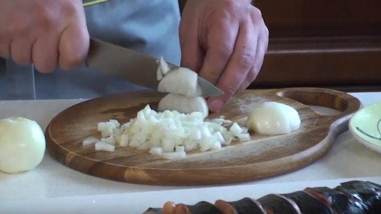 Grind the onion and put it in the soup.