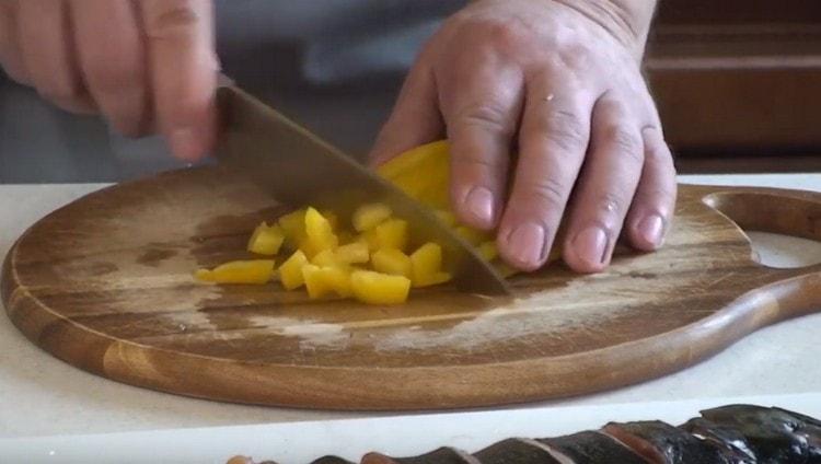 Dice the bell pepper.