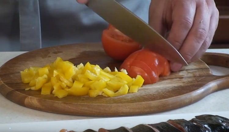 Cut the tomato into four rings.