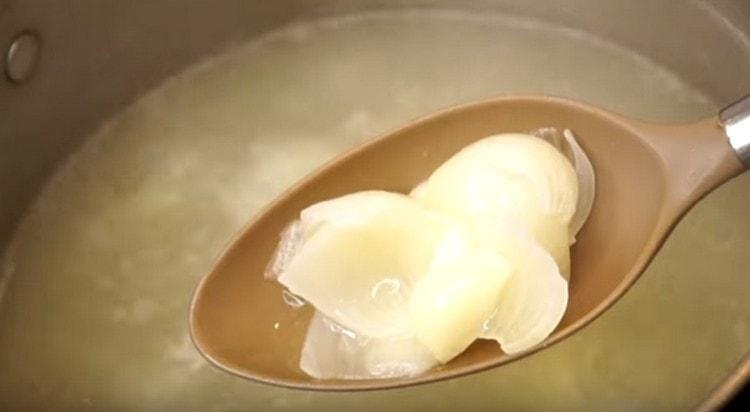 From the finished broth we remove the bay leaf and onion.